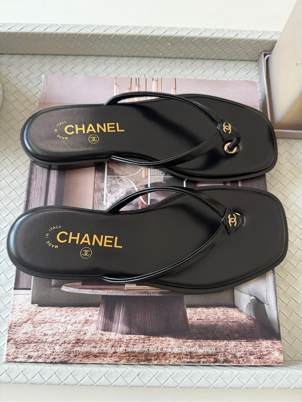 Chanel 2026 MÉTIERS D’ART Black Leather Gold CC Logo Flip Flop Slides Thong 40